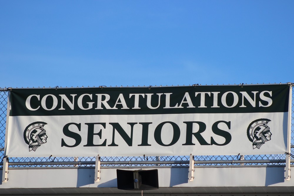 banner that says congratulations seniors